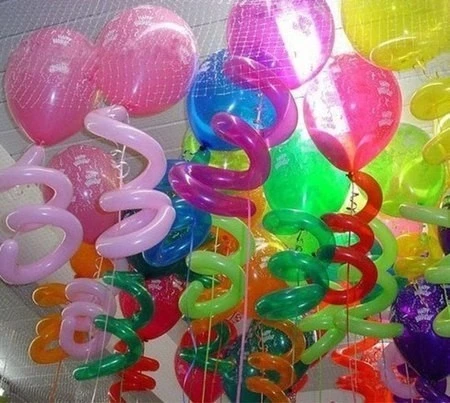 Композиция из 20 воздушных шаров под потолок