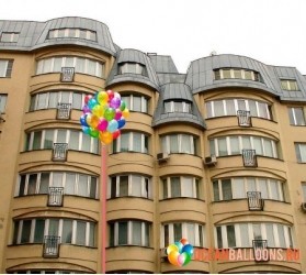 «Воздушные шары под окном» композиция из 50 воздушных шариков